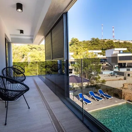 Mara In Komarna By Guide *