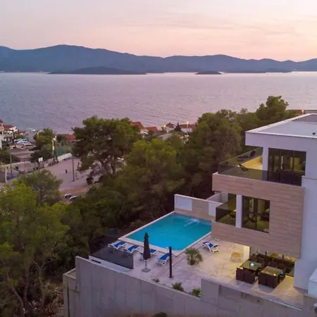 Mara In Komarna By Guide