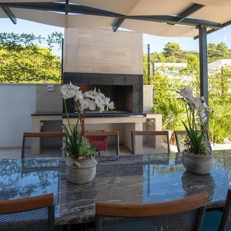 Mara In Komarna By Guide *