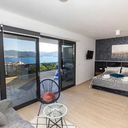 Vila Mara In Komarna By Guide *