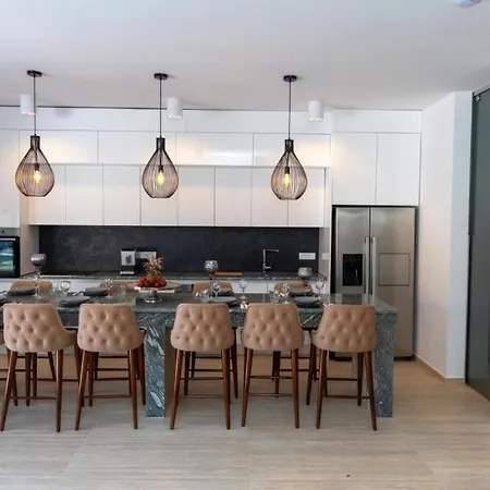 Mara In Komarna By Guide *