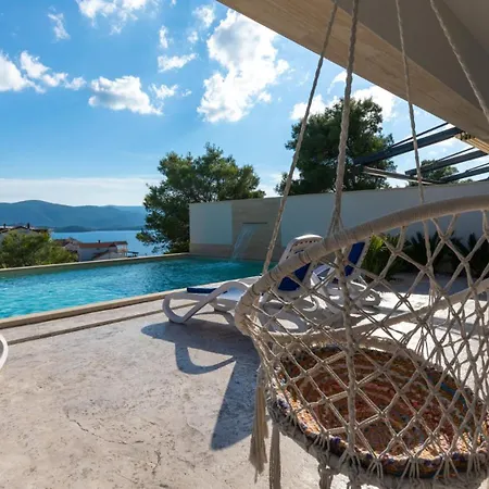 Mara In Komarna By Guide *