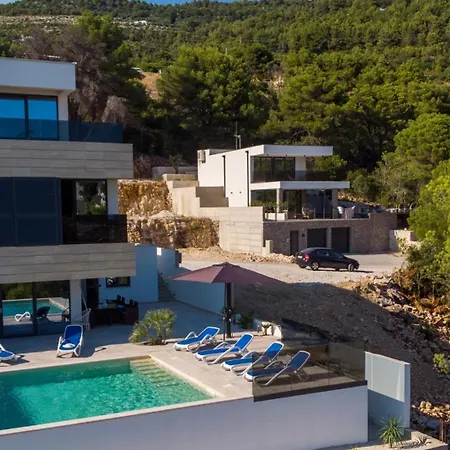 Mara In Komarna By Guide