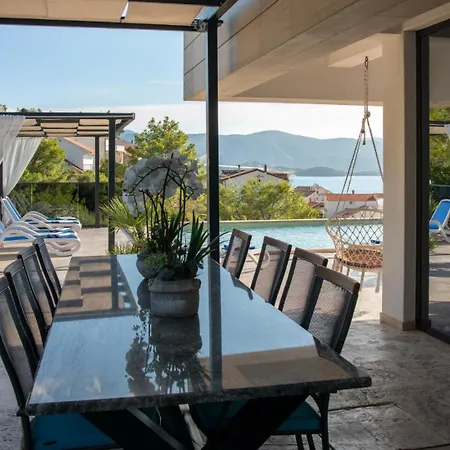 Mara In Komarna By Guide