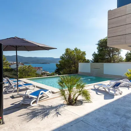 Mara In Komarna By Guide *