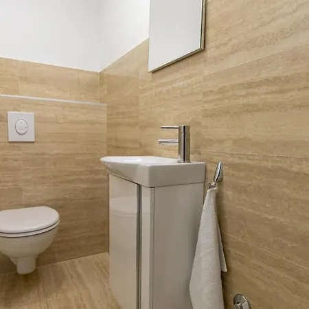 Mara In Komarna By Guide Vila Klek