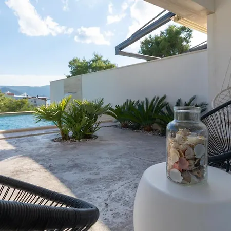 Mara In Komarna By Guide