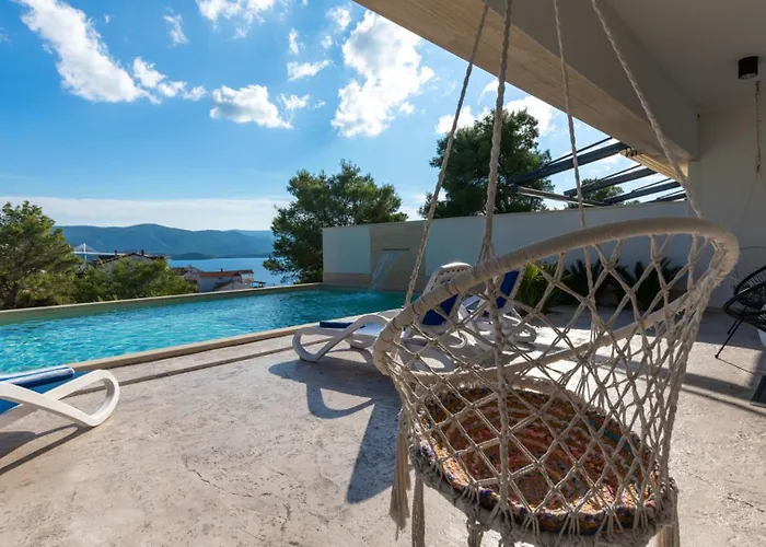 Mara In Komarna By Guide *