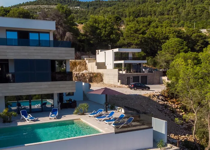 Mara In Komarna By Guide