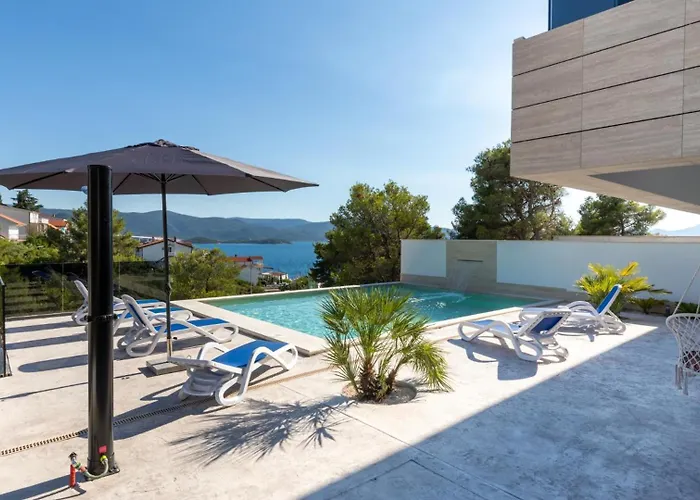 Mara In Komarna By Guide *