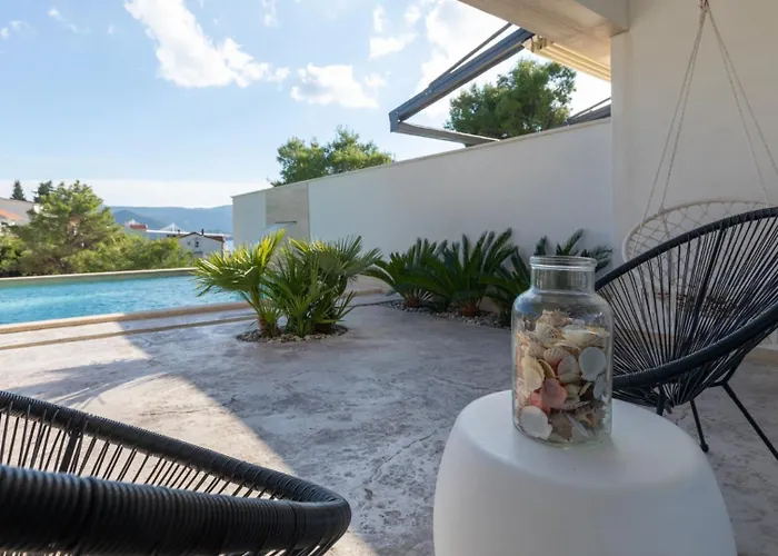 Mara In Komarna By Guide